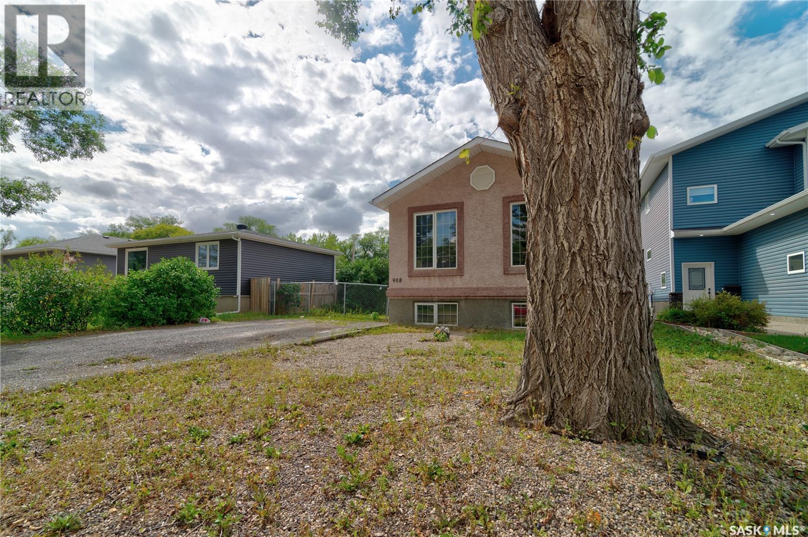 908 Connaught Street Property Photo 25