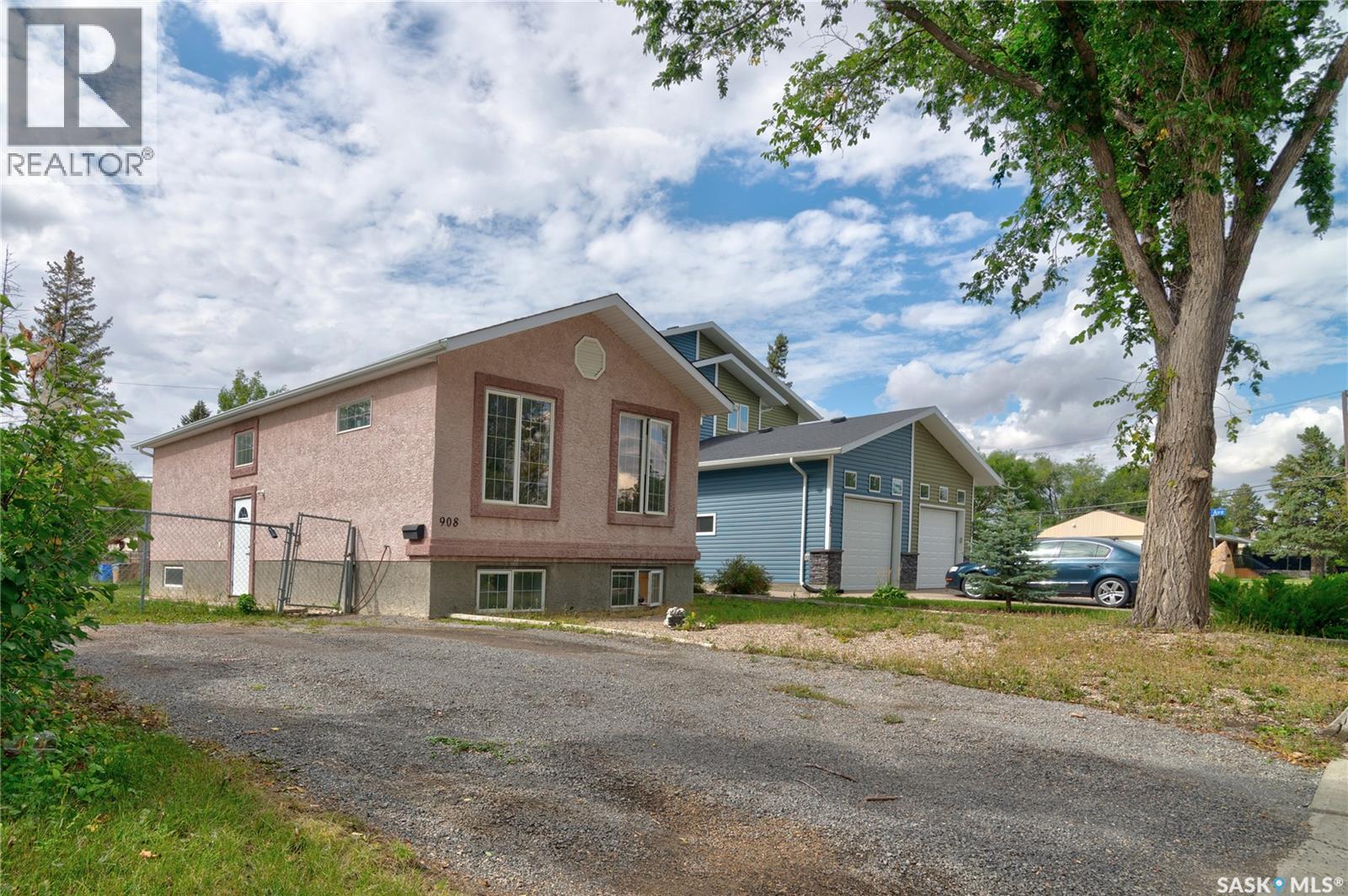 908 Connaught Street Property Photo 26