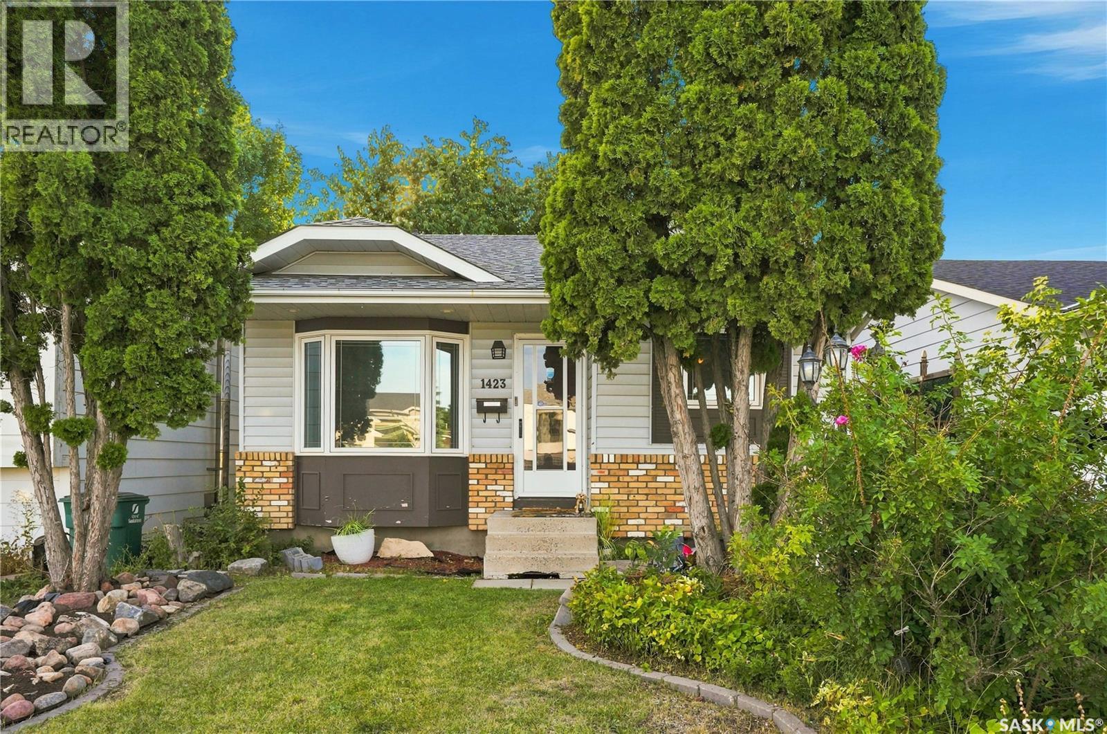 1423 Junor AVENUE Property Photo 1