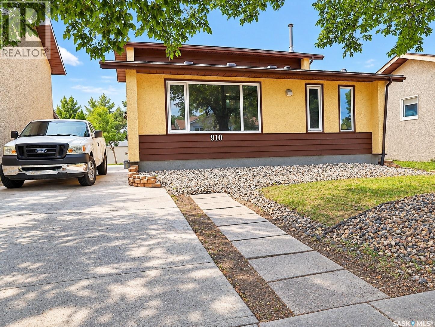 910 Devonshire Drive N Property Photo 1