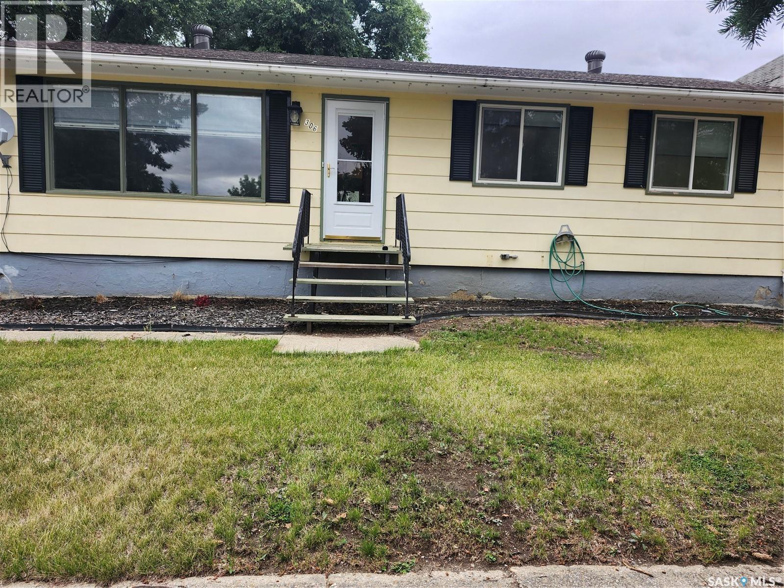 306 3rd Avenue W Property Photo 1
