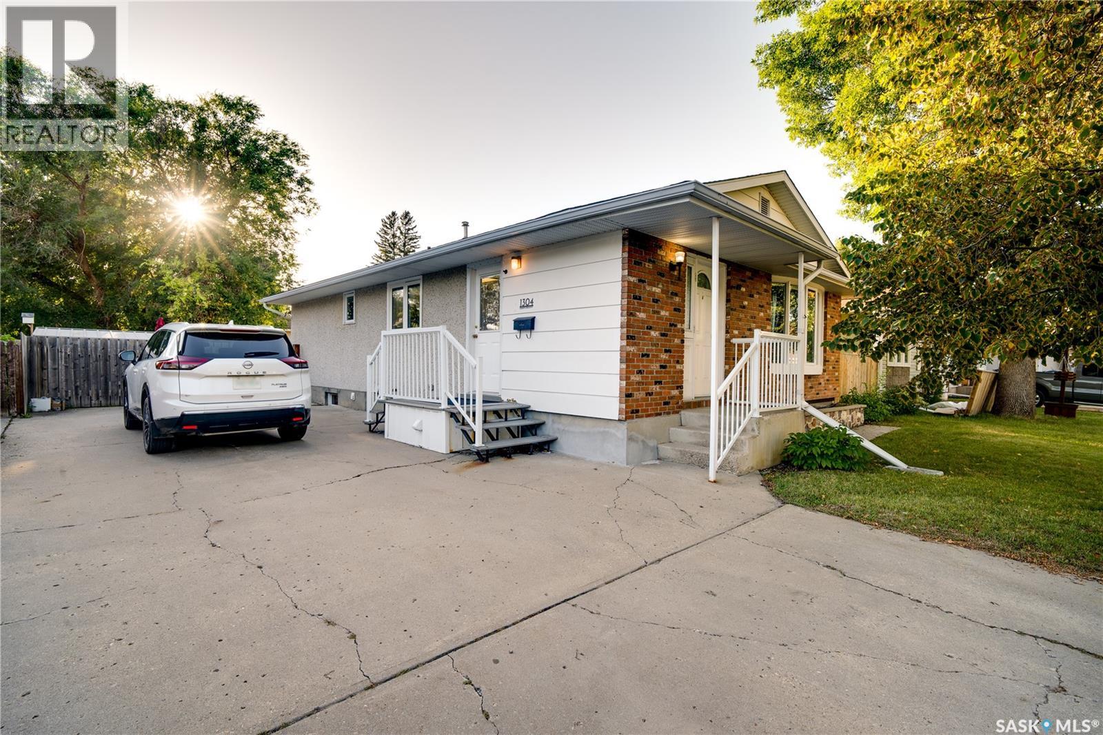 1304 Queen CRESCENT Property Photo 1