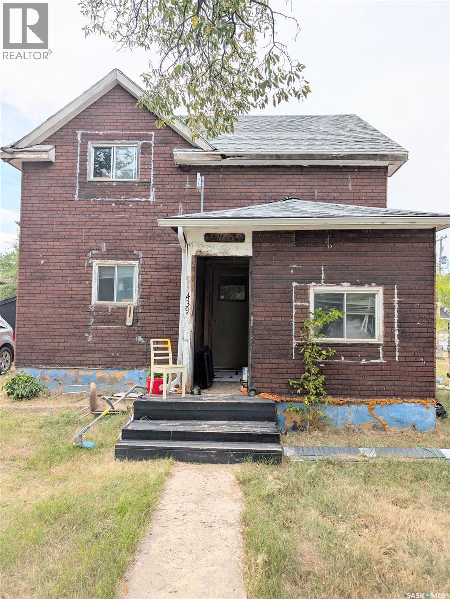439 4th Street W Property Photo 1