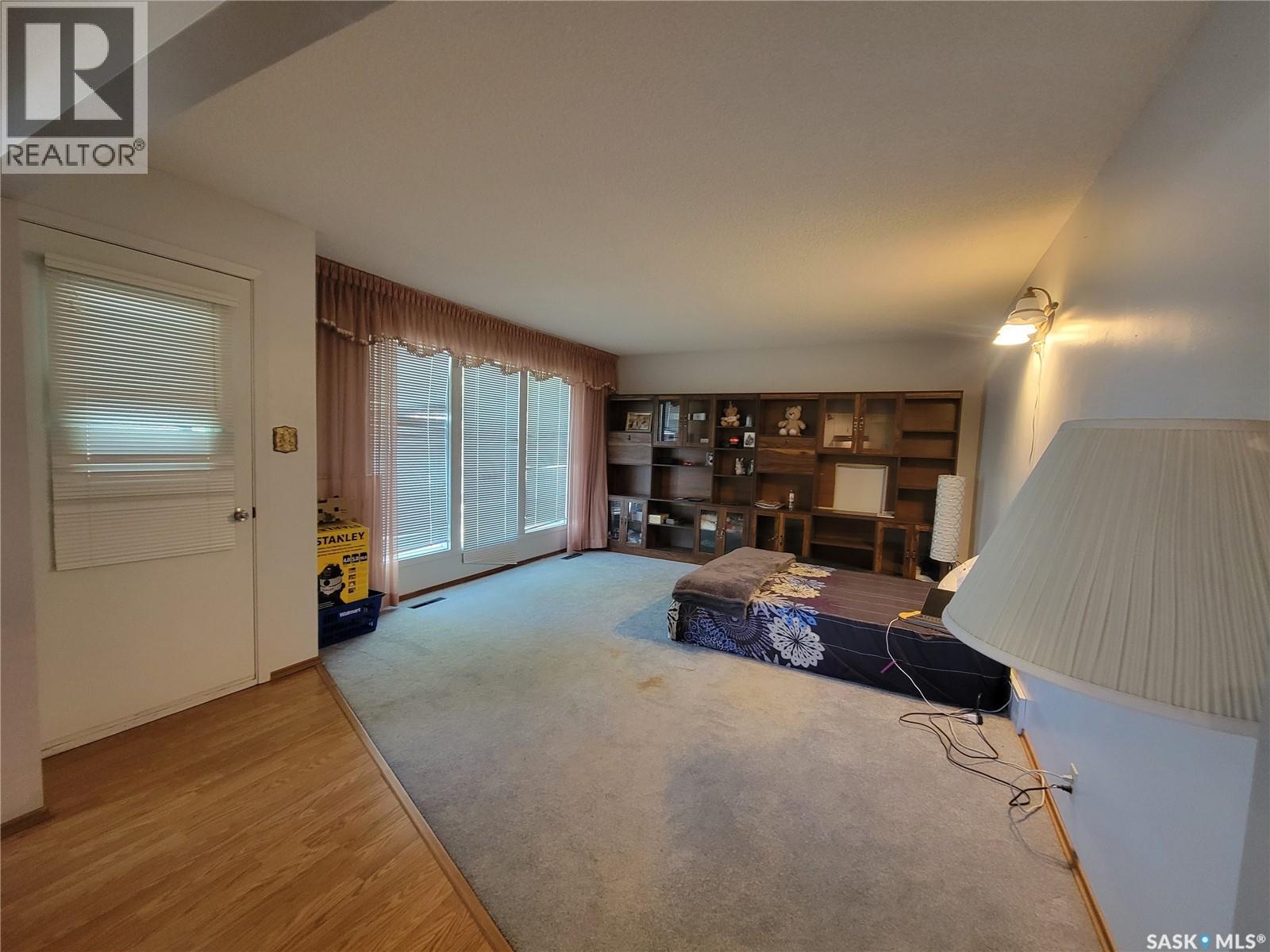 440 4th Avenue W Property Photo 2