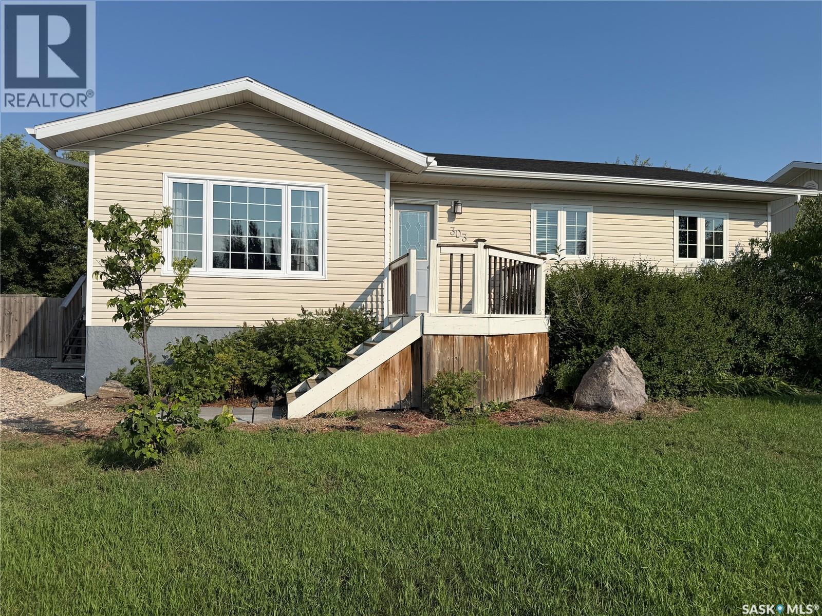 303 5th Street W Property Photo 1
