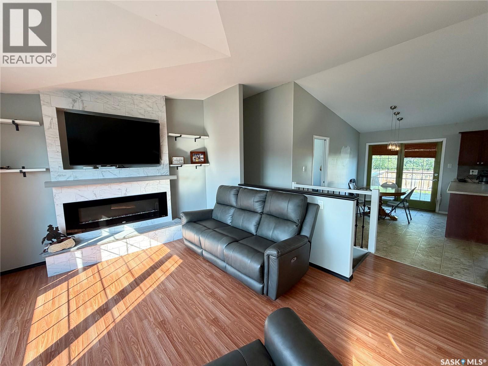 303 5th Street W Property Photo 2