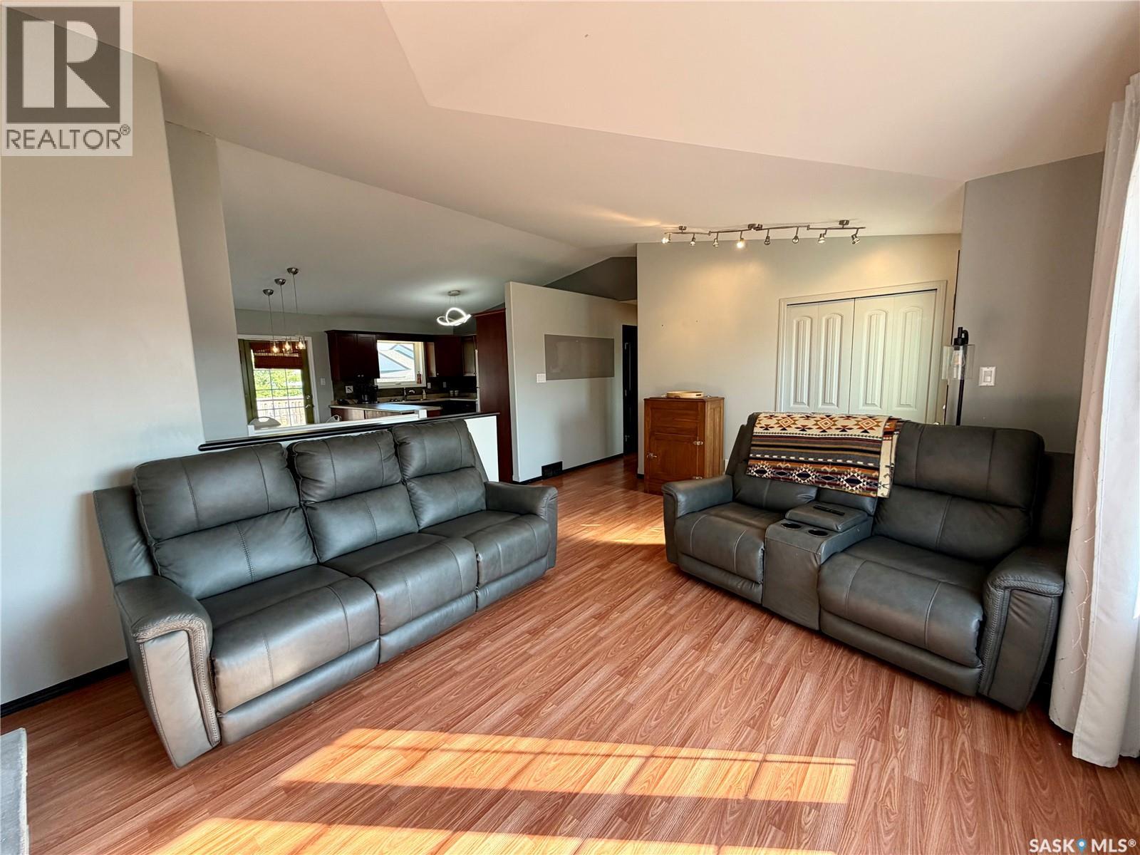 303 5th Street W Property Photo 3