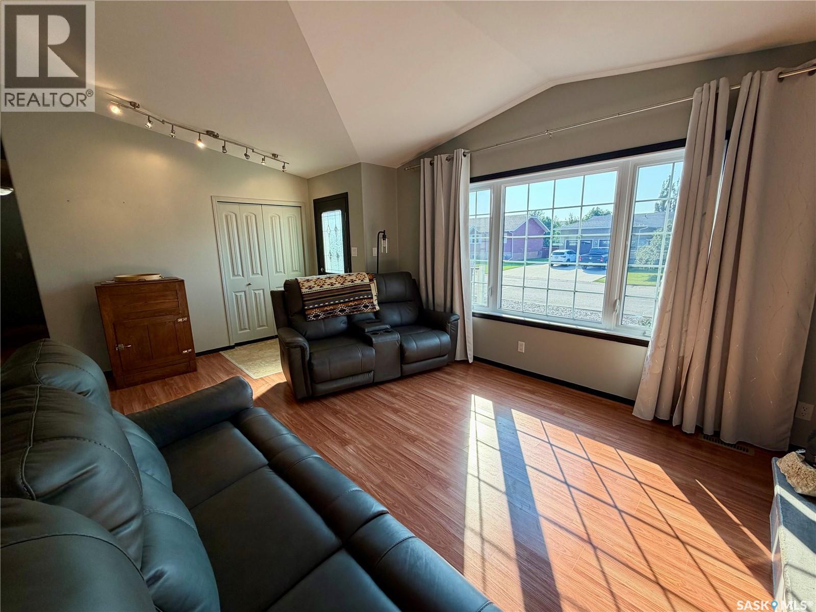 303 5th Street W Property Photo 4