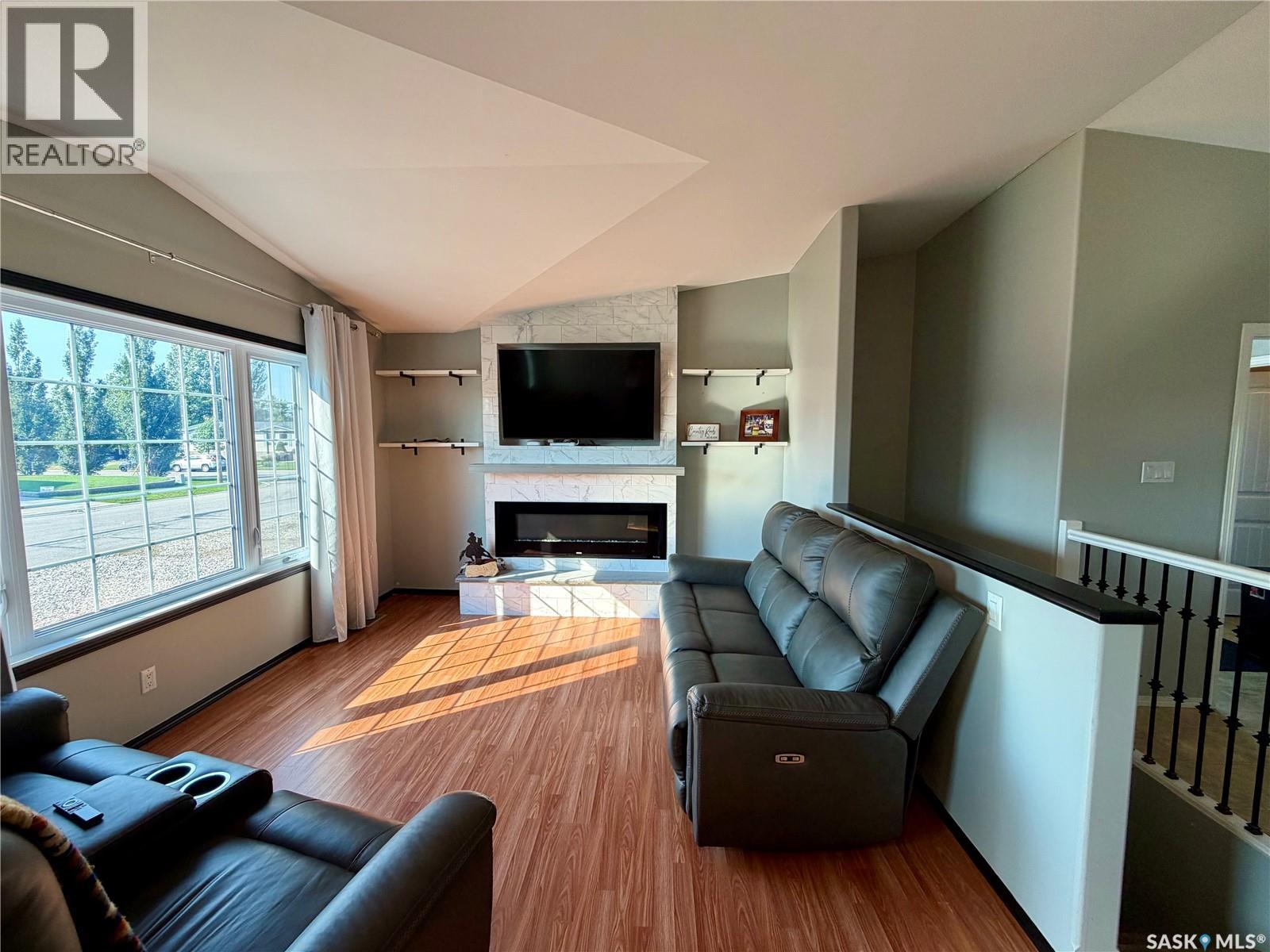 303 5th Street W Property Photo 5