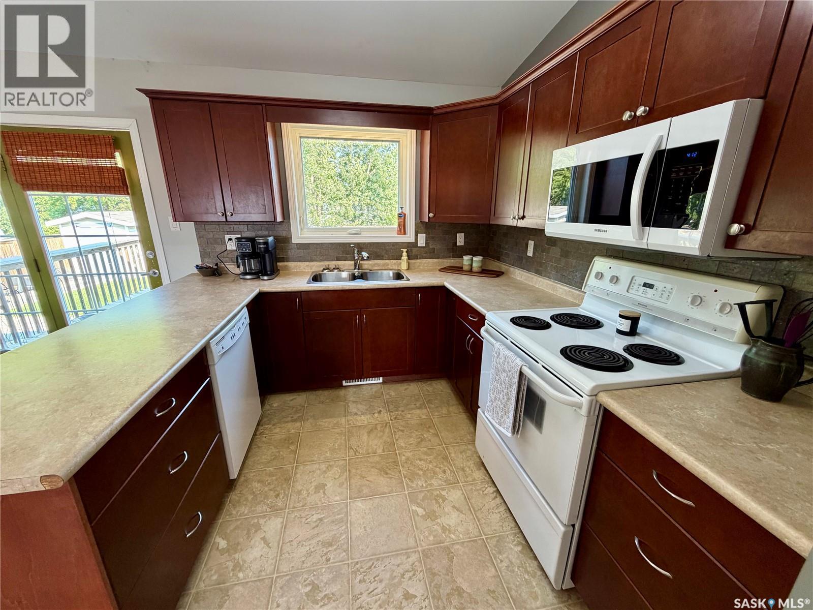 303 5th Street W Property Photo 6