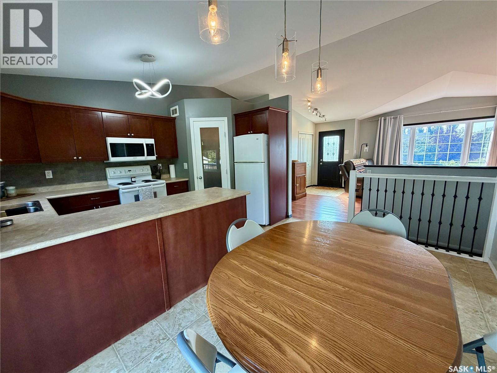 303 5th Street W Property Photo 7