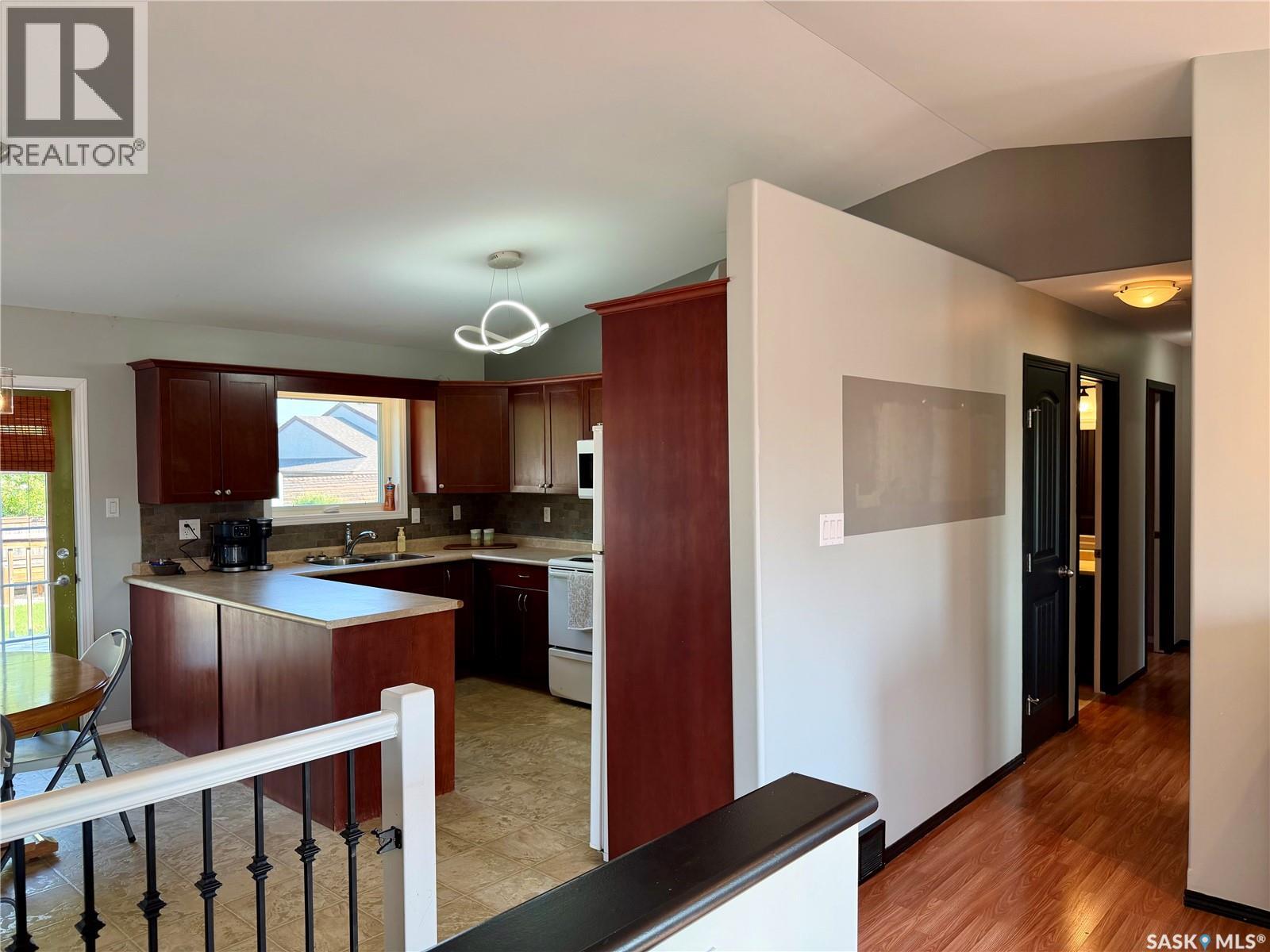 303 5th Street W Property Photo 8
