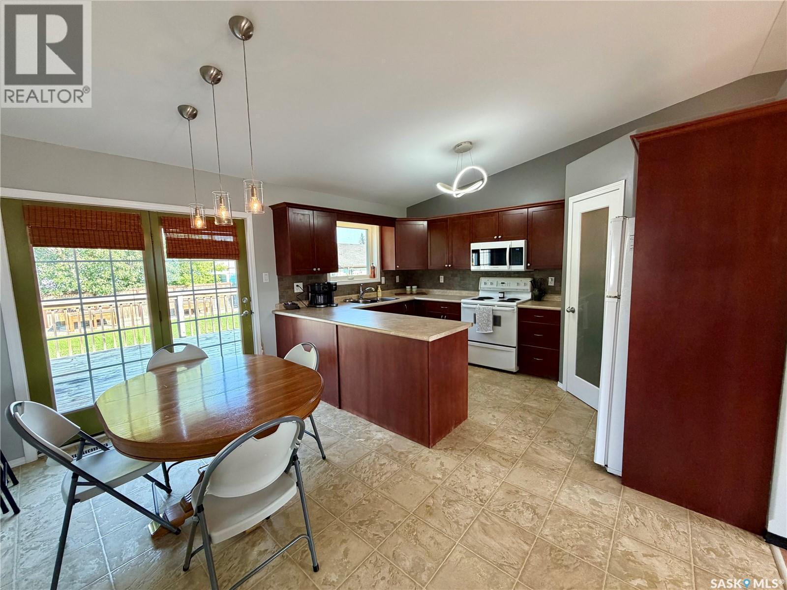 303 5th Street W Property Photo 9