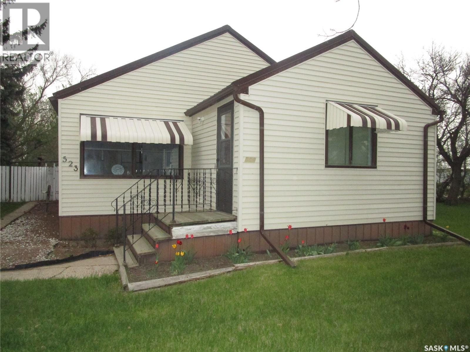 523 3rd AVENUE E Property Photo 1