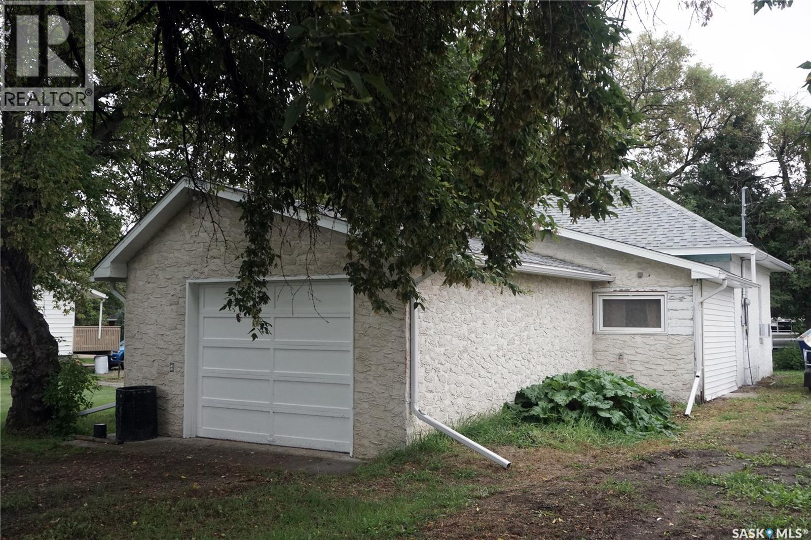 455 2nd Street E Property Photo 4