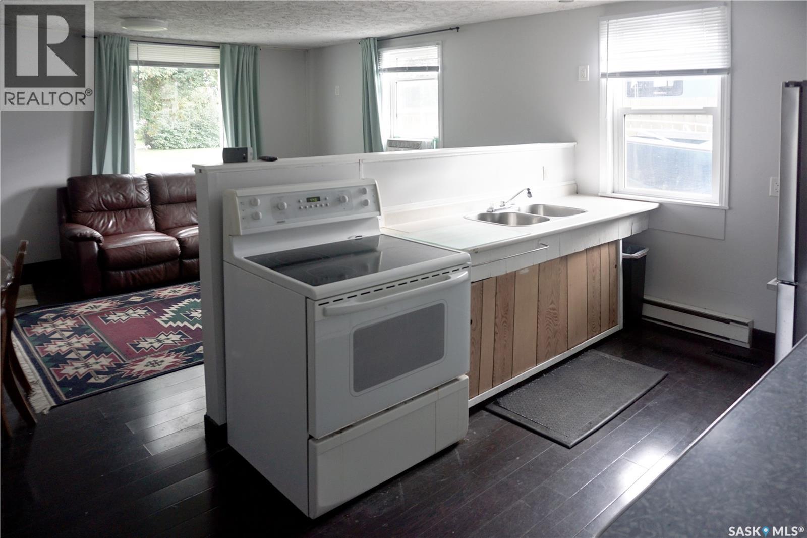 455 2nd Street E Property Photo 7