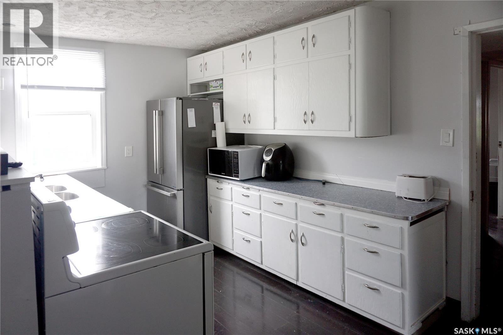 455 2nd Street E Property Photo 8