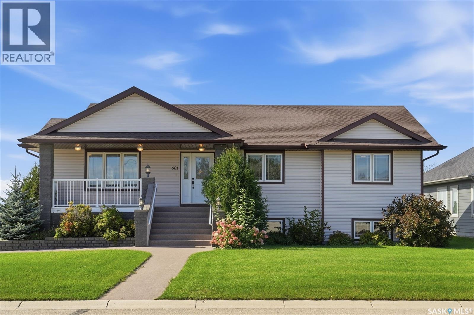 601 4th Street W Property Photo 1