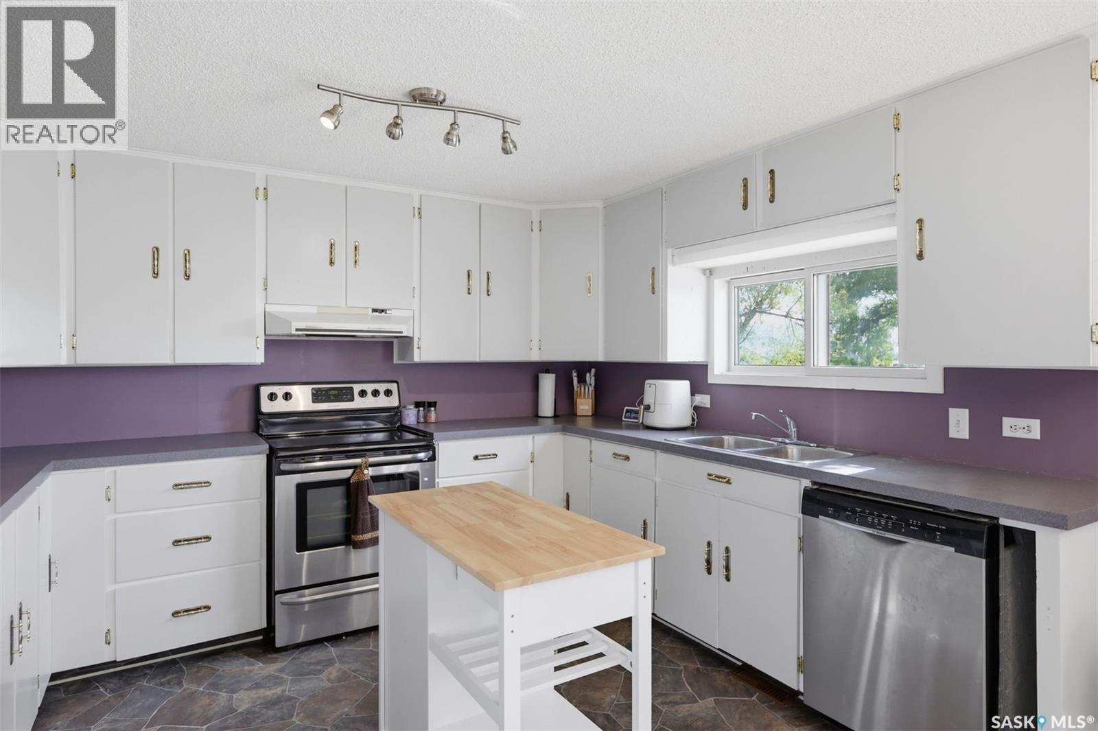 210 2nd Avenue E Property Photo 12