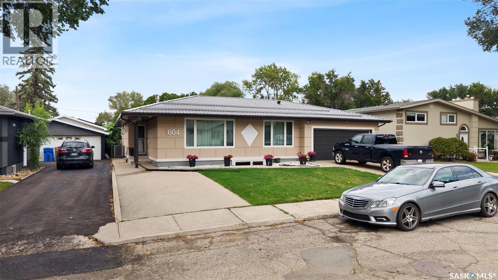 604 Inver Crescent E Property Photo 1