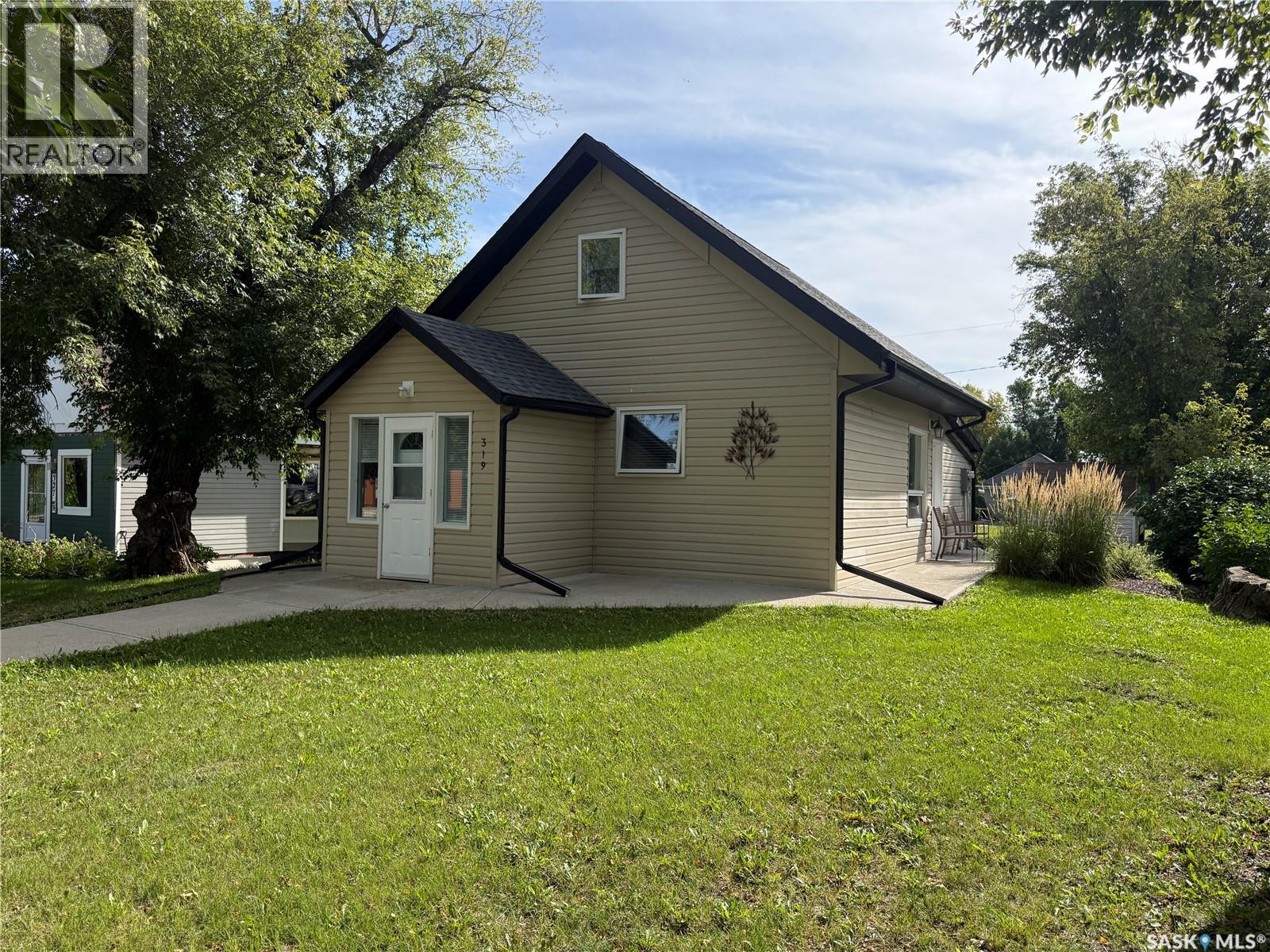 319 6th AVENUE E Property Photo 1