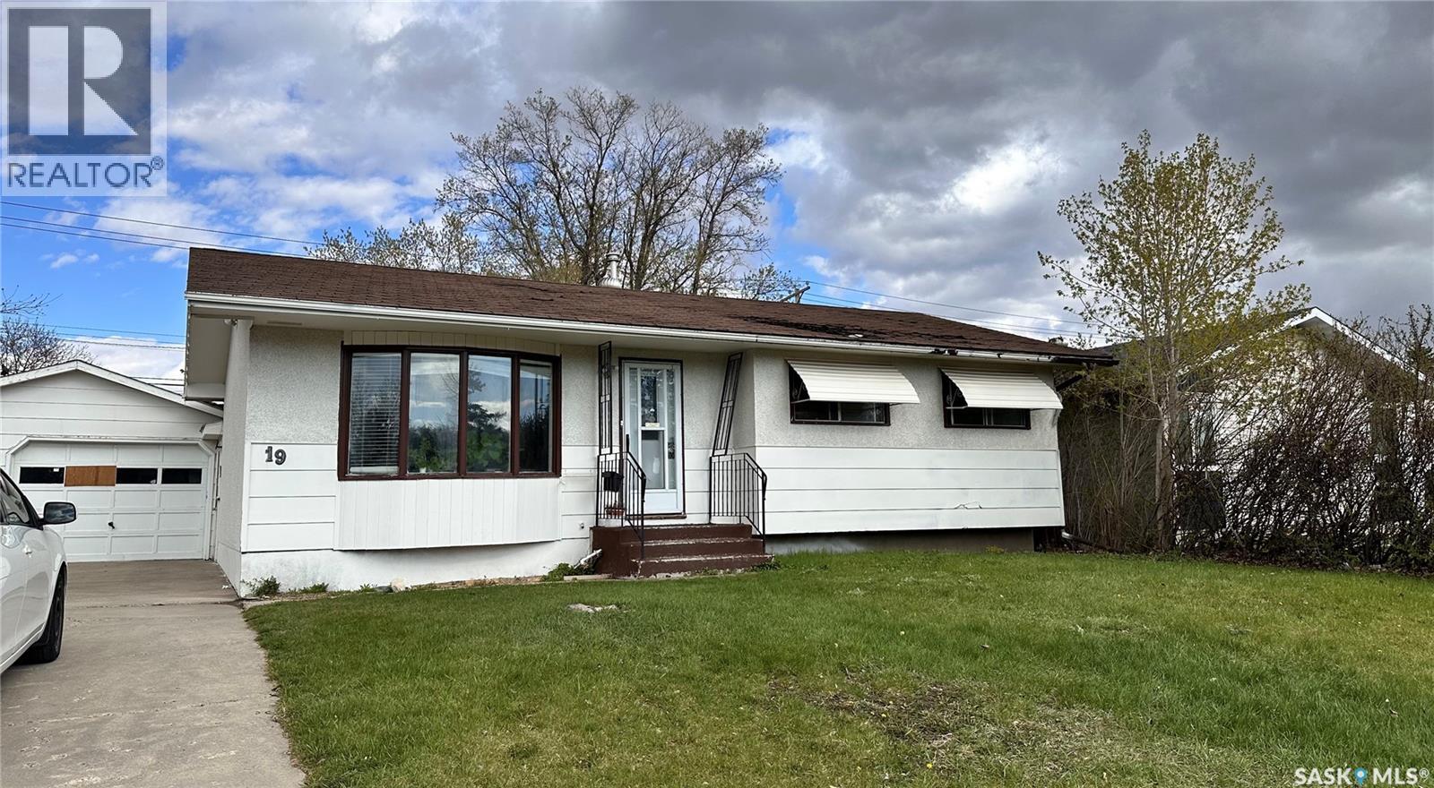 19 O'NEIL CRESCENT Property Photo 1