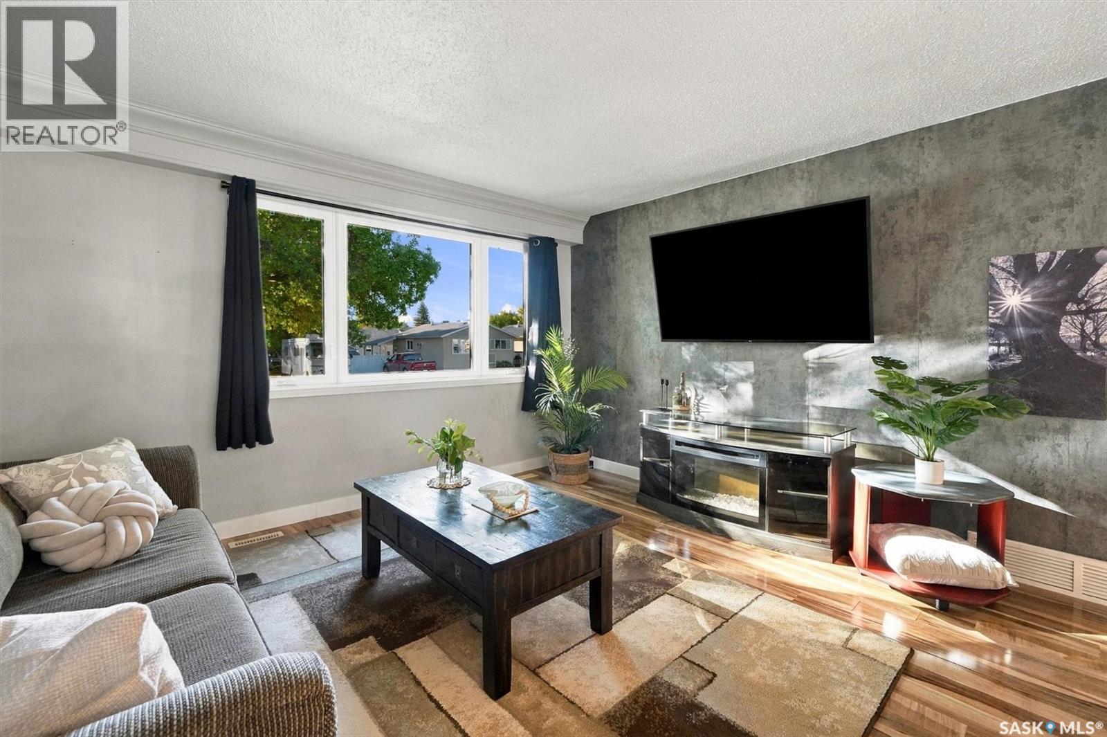 134 Ross Crescent Property Photo 3