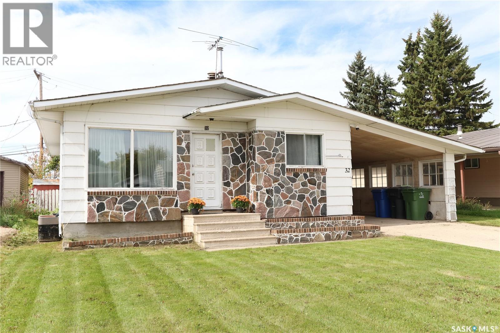32 Clarke AVENUE Property Photo 1
