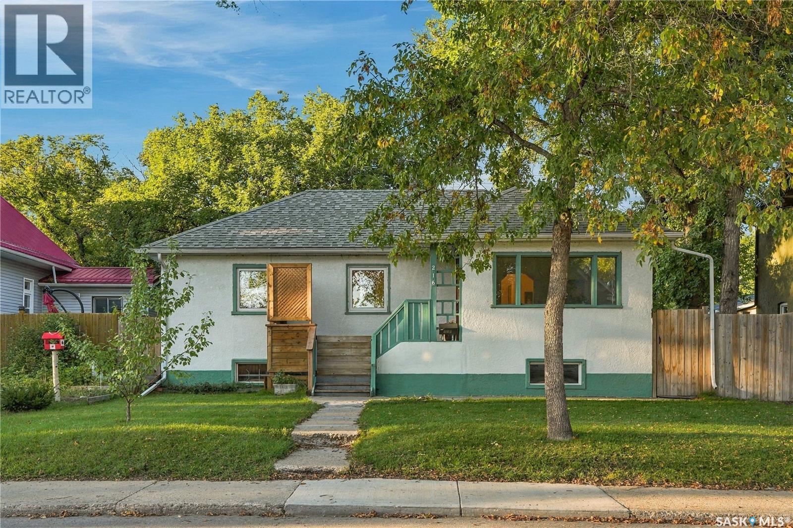216 25th Street W Property Photo 1