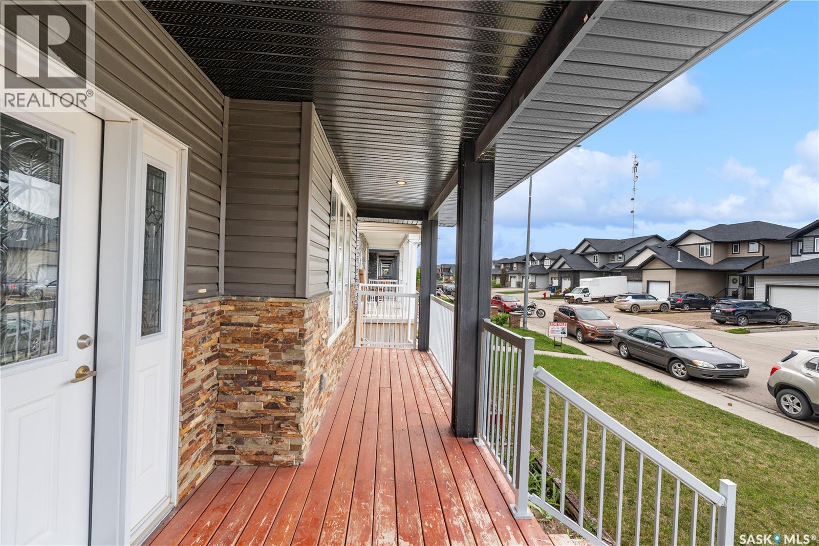 526 Maple Crescent Property Photo 3