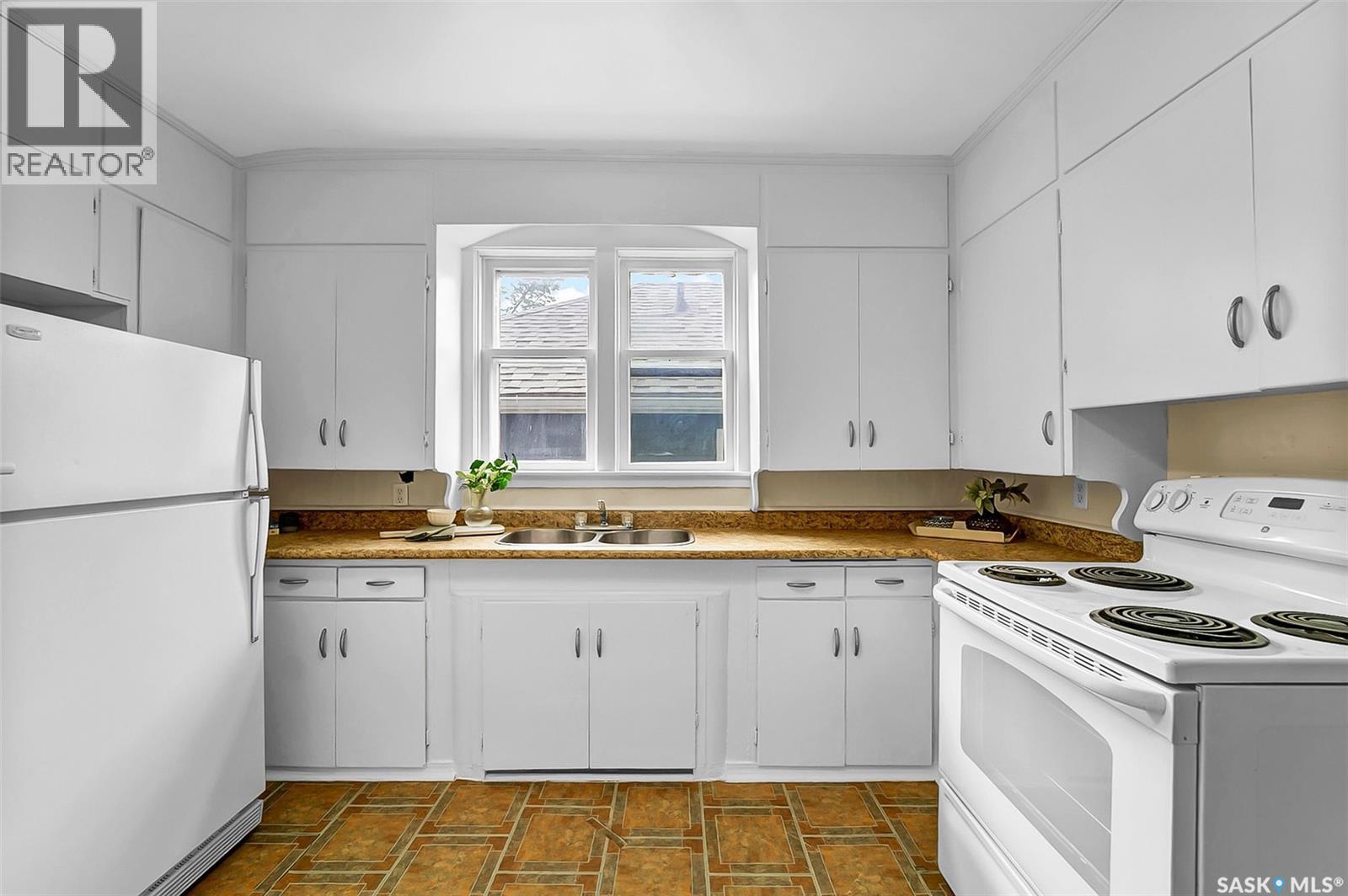 114 Main Street E Property Photo 17