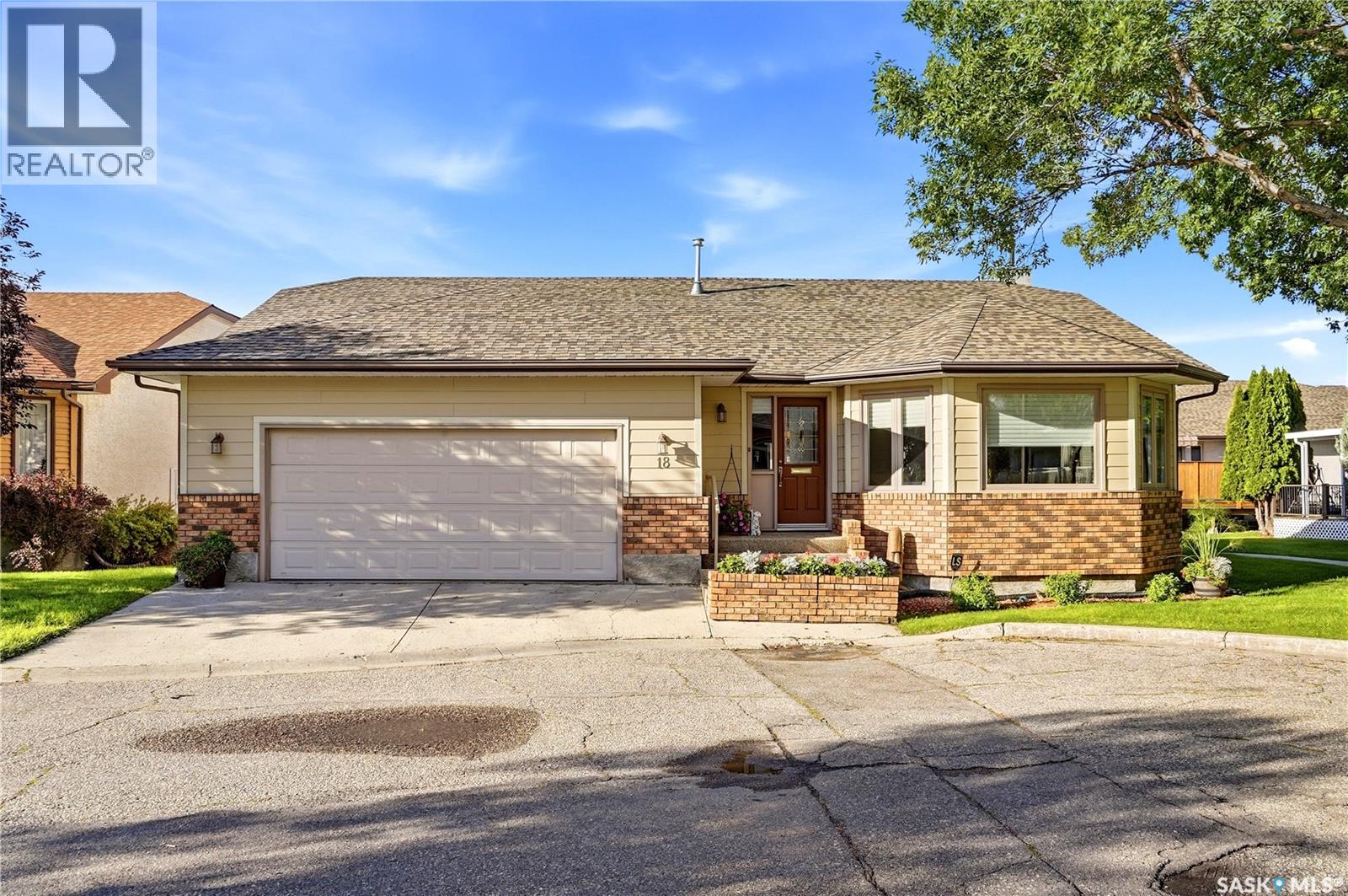 18 Greencrest BAY Property Photo 1