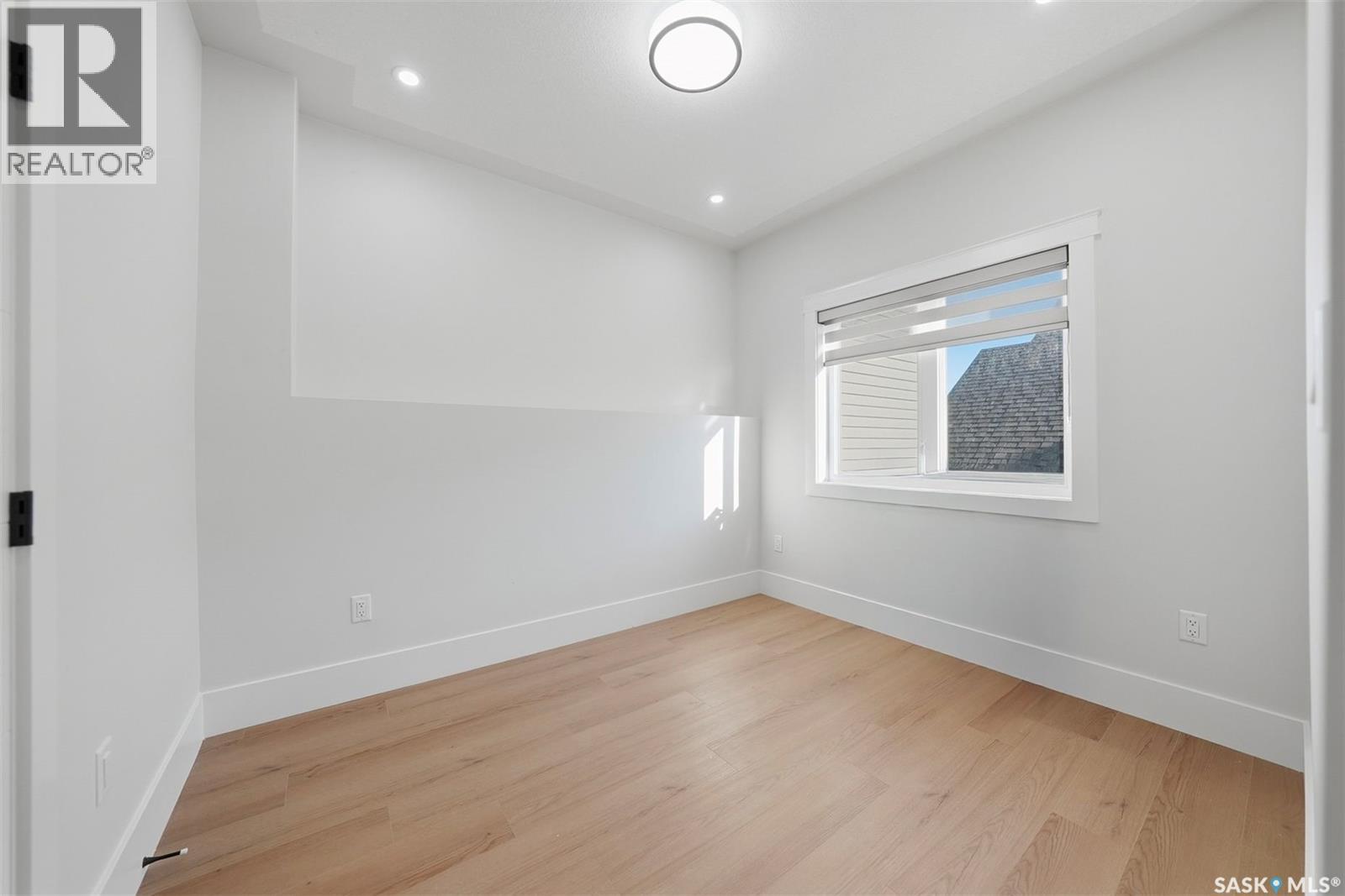 718 Weir Crescent Property Photo 25