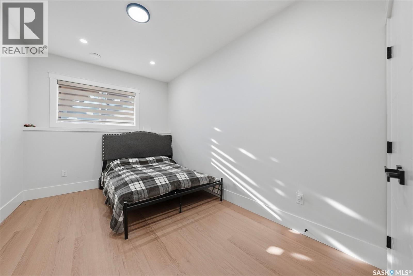 718 Weir Crescent Property Photo 33