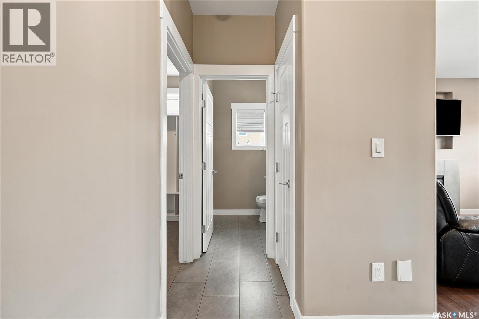 411 Hastings Crescent Property Photo 9