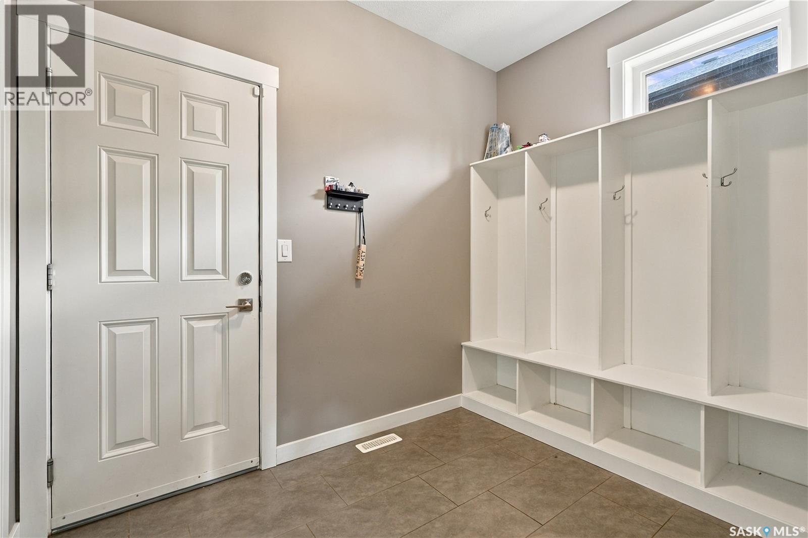 411 Hastings Crescent Property Photo 12