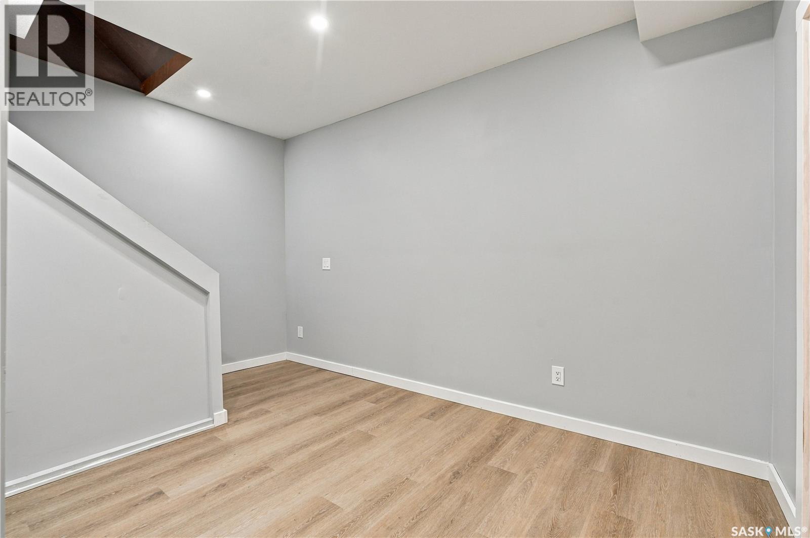 411 Hastings Crescent Property Photo 48