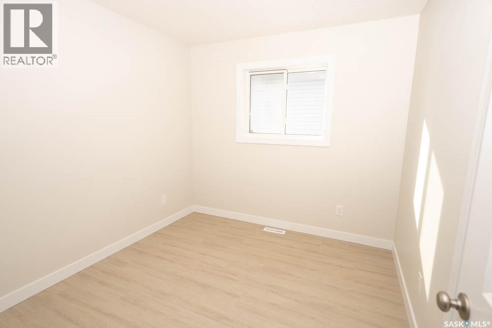 598 Yuel Crescent Property Photo 21