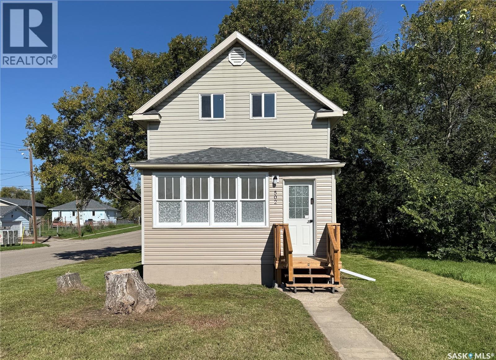502 8th STREET E Property Photo 1