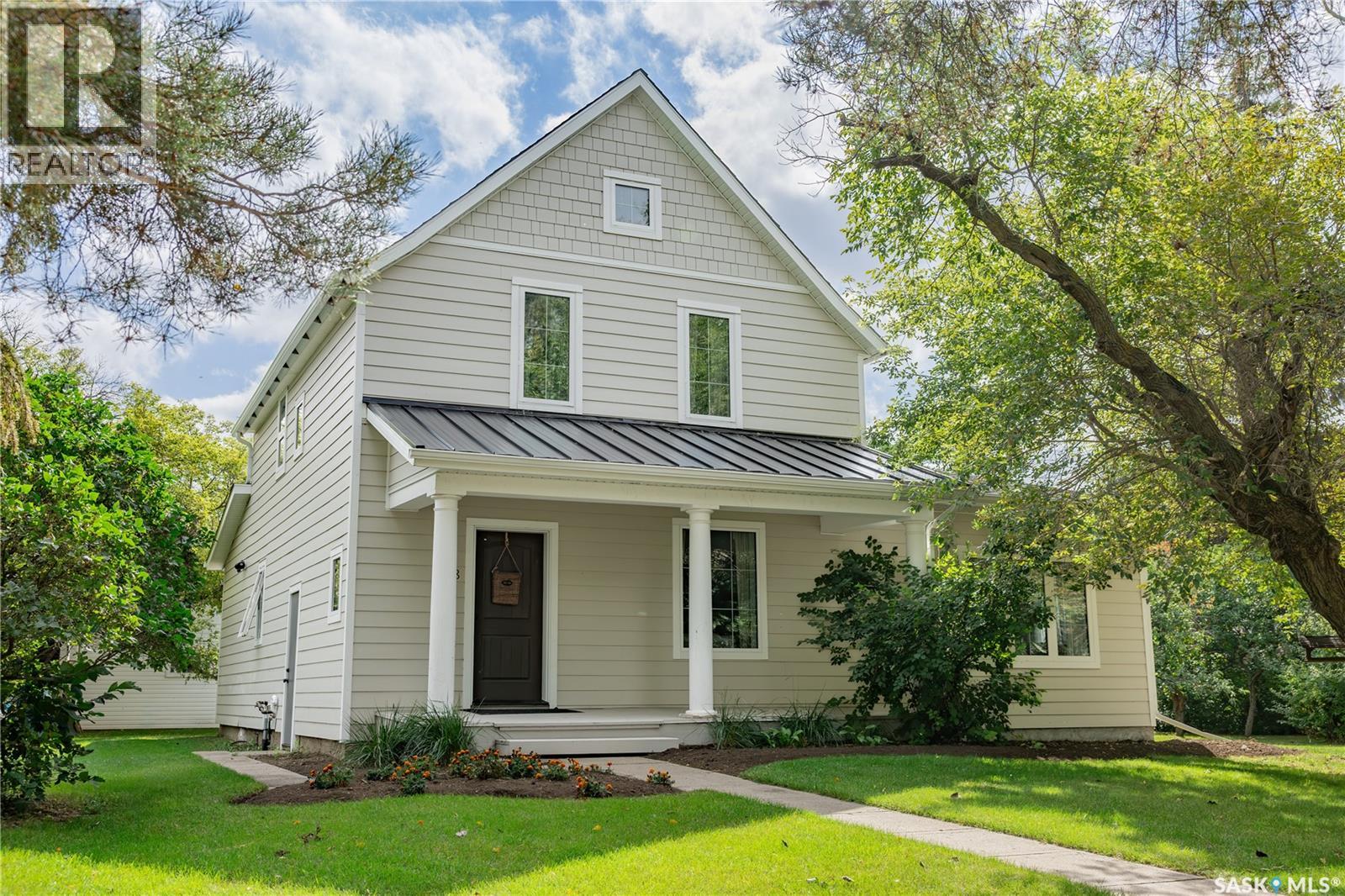 208 1st Street Property Photo 1
