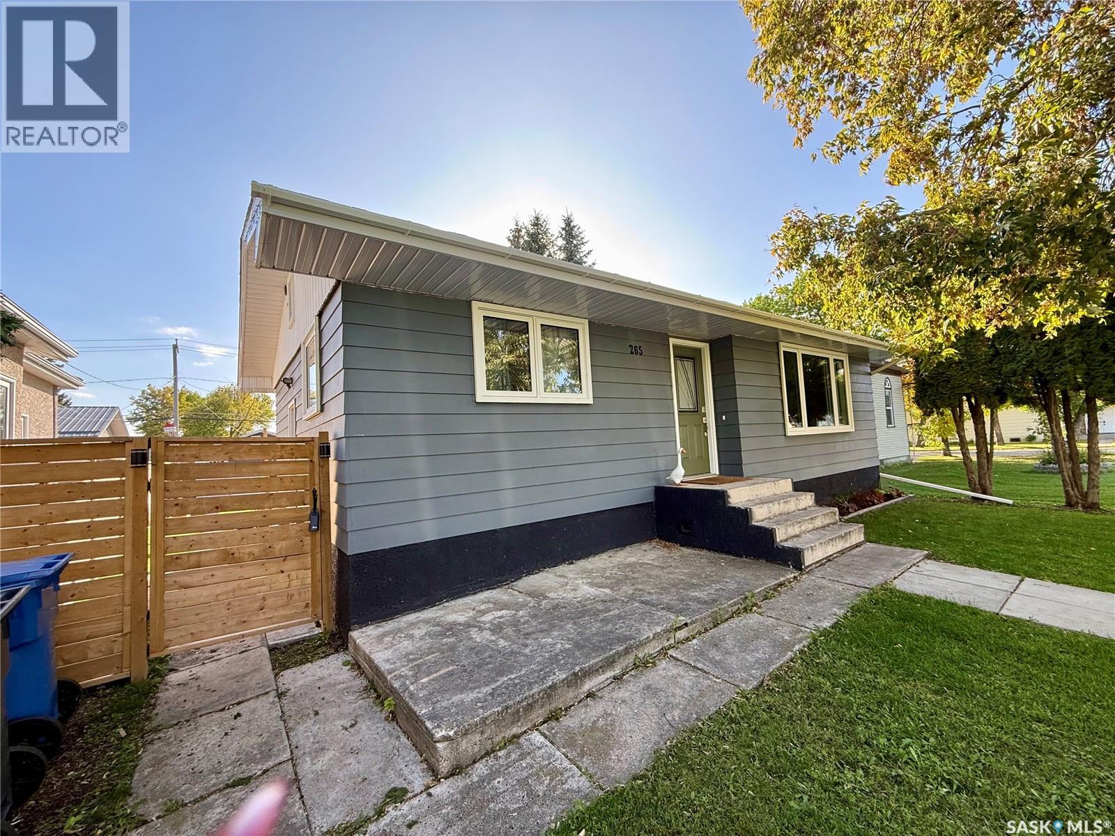 265 5th AVENUE W Property Photo 1