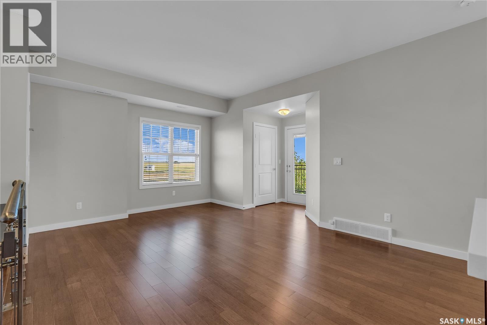 1804 1015 Patrick Crescent Property Photo 3