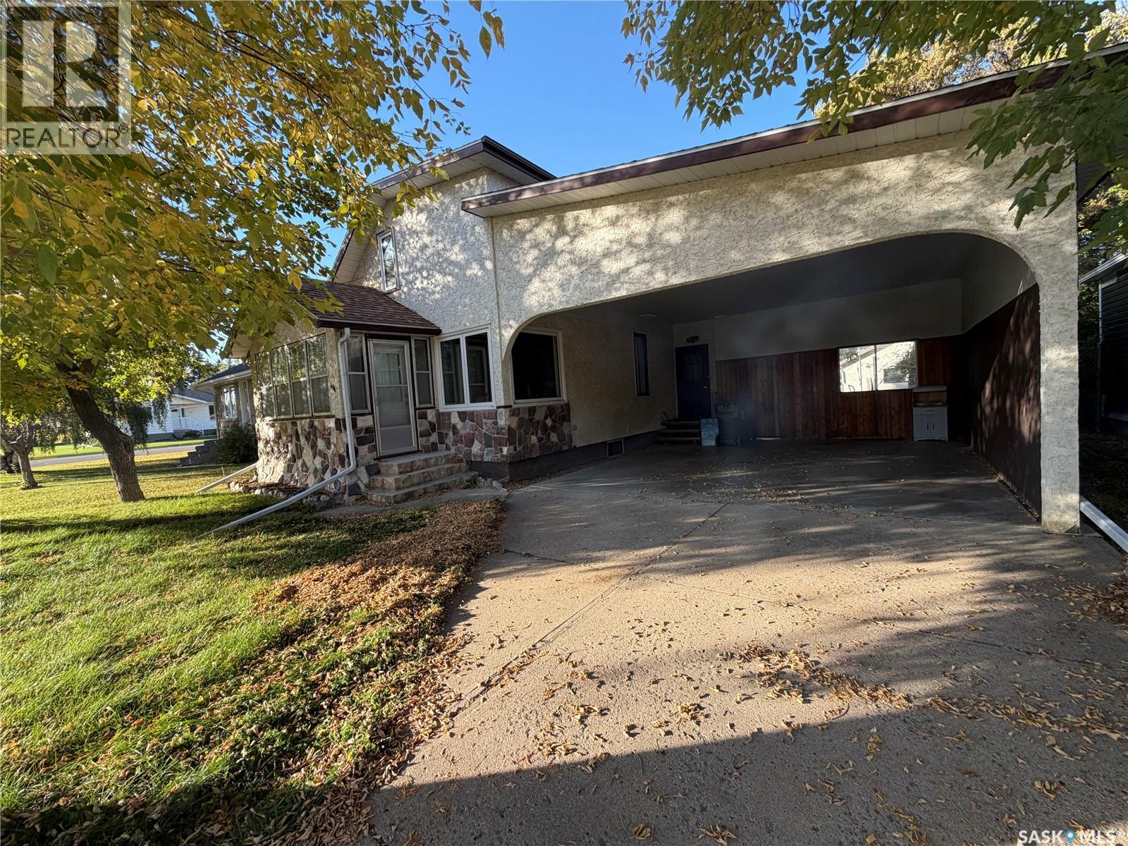 466 6th Avenue W Property Photo 1