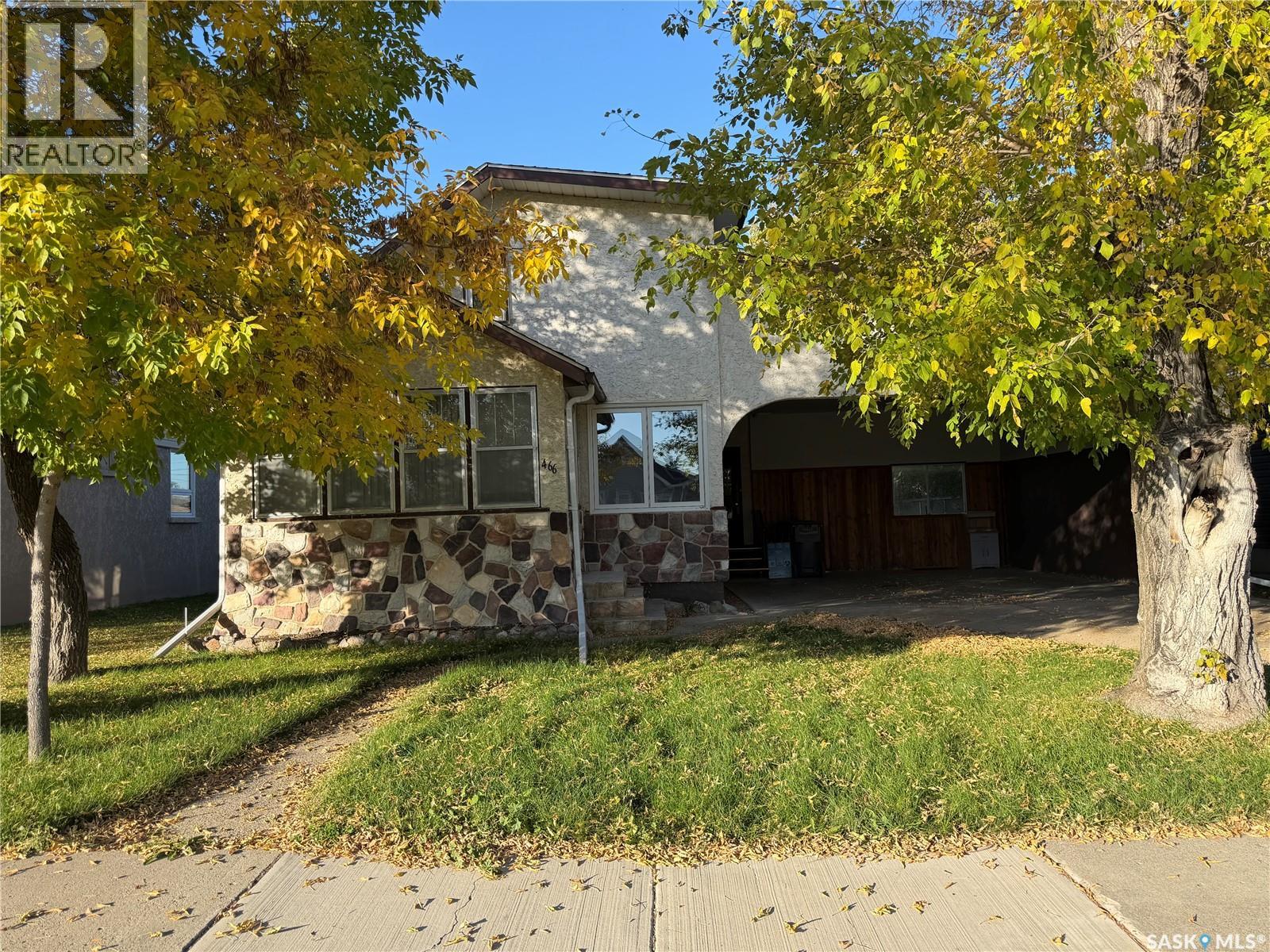 466 6th Avenue W Property Photo 2