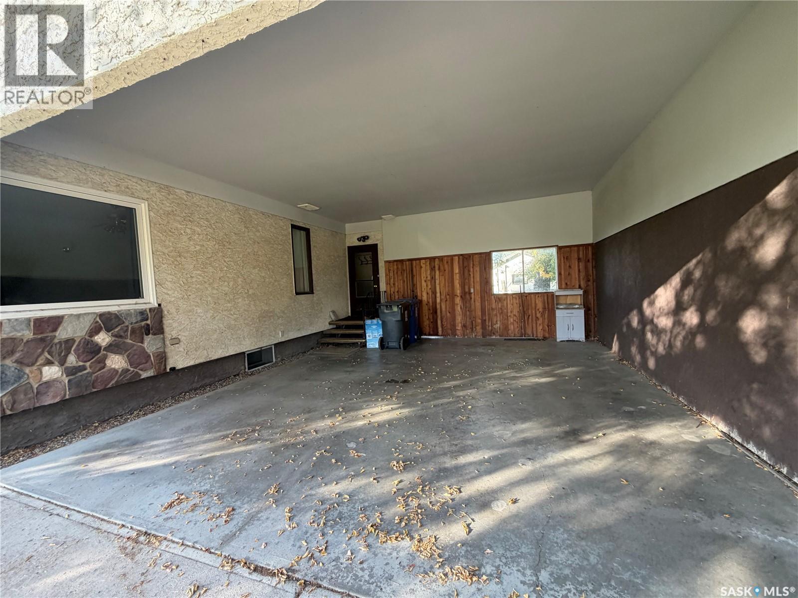 466 6th Avenue W Property Photo 4