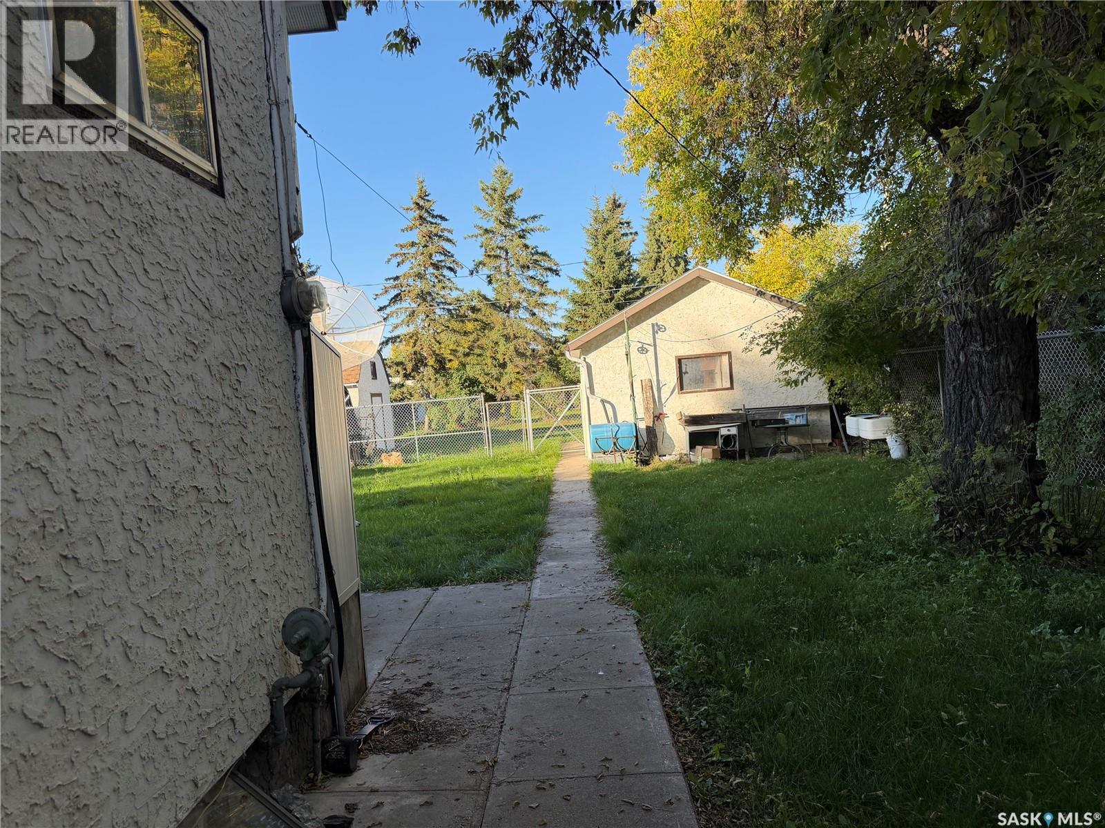 466 6th Avenue W Property Photo 5