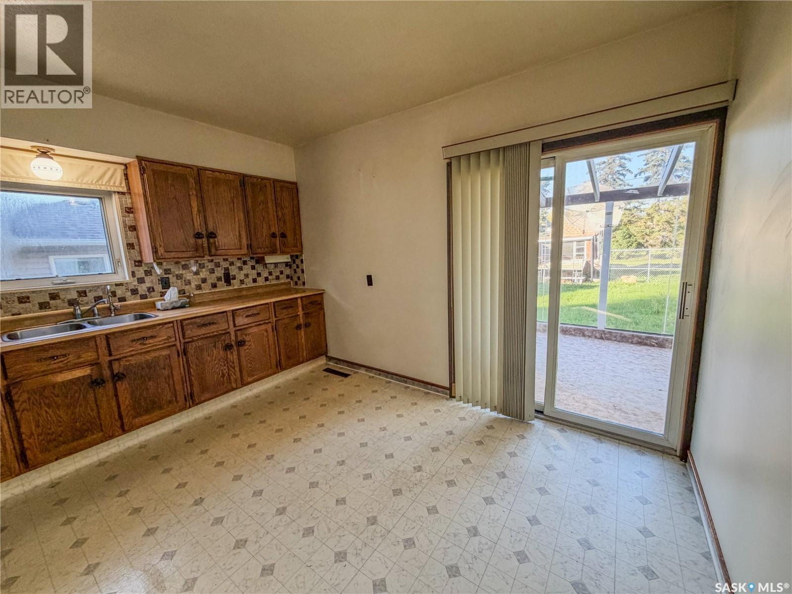 466 6th Avenue W Property Photo 7