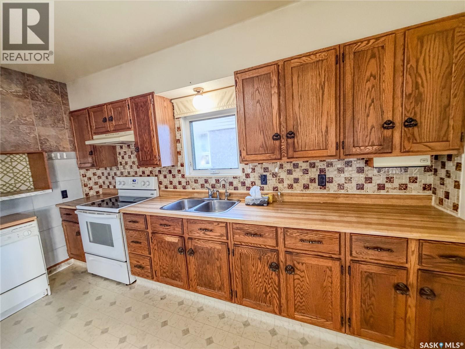 466 6th Avenue W Property Photo 8