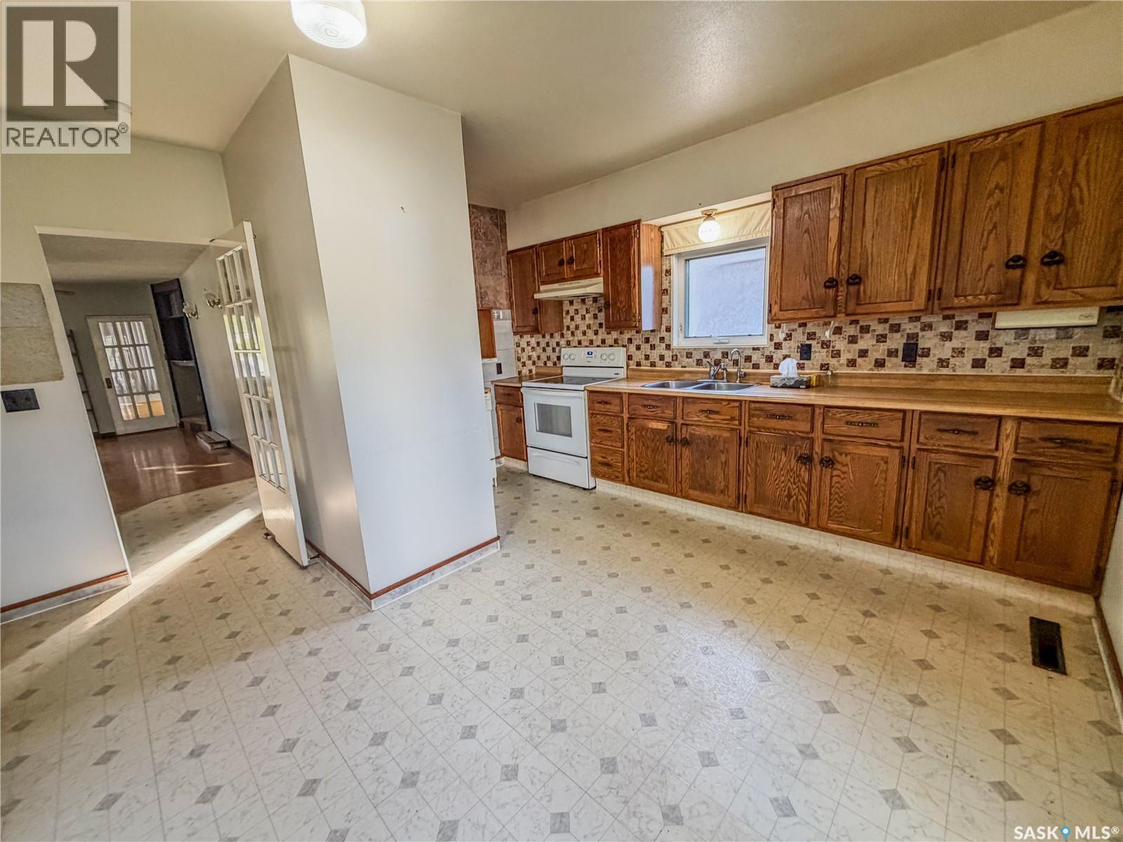 466 6th Avenue W Property Photo 9