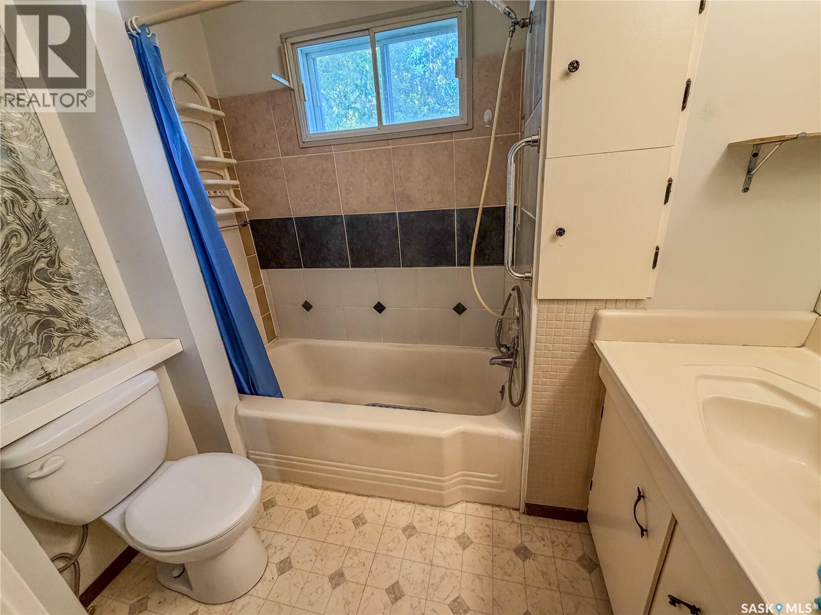 466 6th Avenue W Property Photo 13